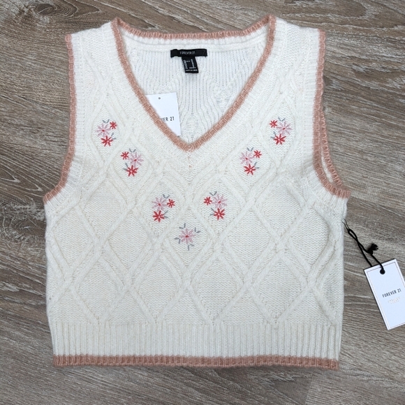 NWT Forever21 Wool Blend Cream Knit Floral Embroidered Sweater Vest Size Medium - Picture 1 of 12